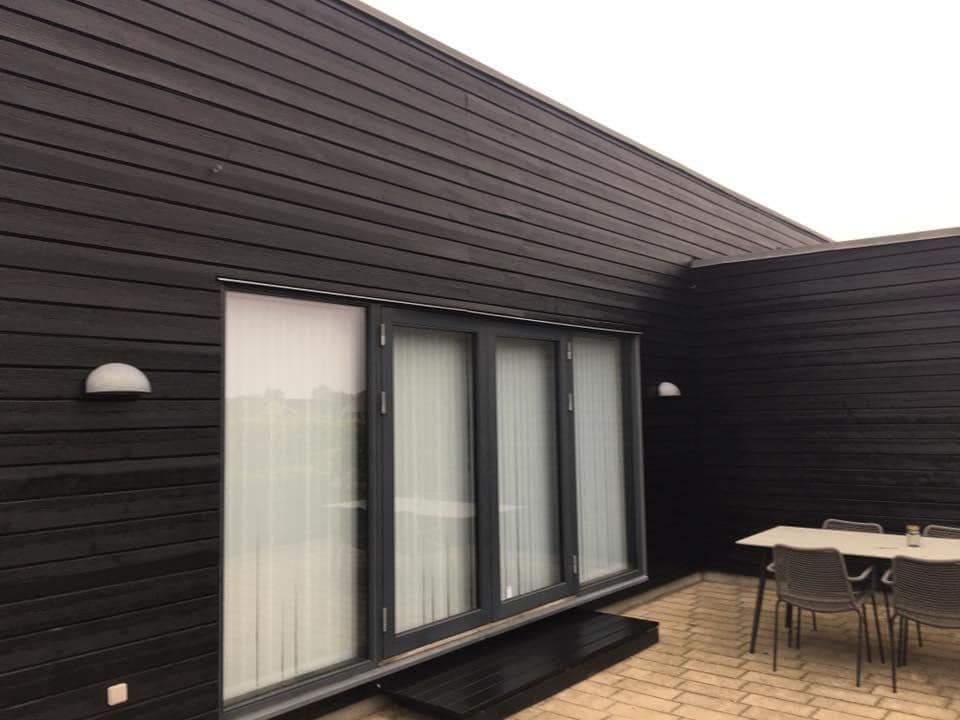 Træfacade · Sort beklædning